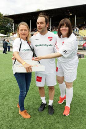 Nova Meierhenrich, Axel Bosse und Katharina Fegebank beim Benefiz-Fußballspiel Kicken mit Herz zu Gunsten der Kinderstation des UKE im Stadion Hoheluft. Hamburg, 06.09.2026