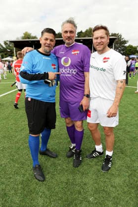 Tim Mälzer, Tom Mir und Johannes Oerding beim Benefiz-Fußballspiel Kicken mit Herz zu Gunsten der Kinderstation des UKE im Stadion Hoheluft. Hamburg, 06.09.2026