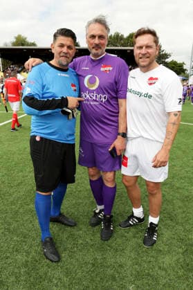 Tim Mälzer, Tom Mir und Johannes Oerding beim Benefiz-Fußballspiel Kicken mit Herz zu Gunsten der Kinderstation des UKE im Stadion Hoheluft. Hamburg, 06.09.2026