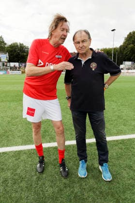 Lou Richter und Ewald Lienen beim Benefiz-Fußballspiel Kicken mit Herz zu Gunsten der Kinderstation des UKE im Stadion Hoheluft. Hamburg, 06.09.2026
