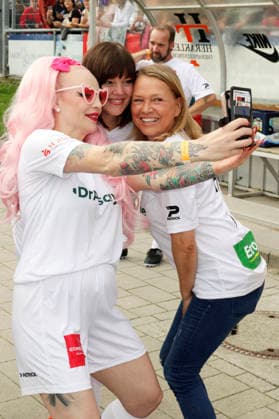 Belle La Donna, Katharina Fegebank und Nova Meierhenrich beim Benefiz-Fußballspiel Kicken mit Herz zu Gunsten der Kinderstation des UKE im Stadion Hoheluft. Hamburg, 06.09.2026