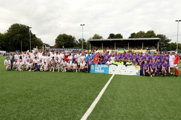 Teamfoto beim Benefiz-Fußballspiel Kicken mit Herz zu Gunsten der Kinderstation des UKE im Stadion Hoheluft. Hamburg, 06.09.2026
