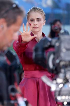 Greta Scarano bei der Premiere des Kinofilms The Echo Chamber auf der Biennale di Venezia 2023 83. Internationale Filmfestspiele von Venedig im Palazzo del Cinema. Venedig, 06.09.2026