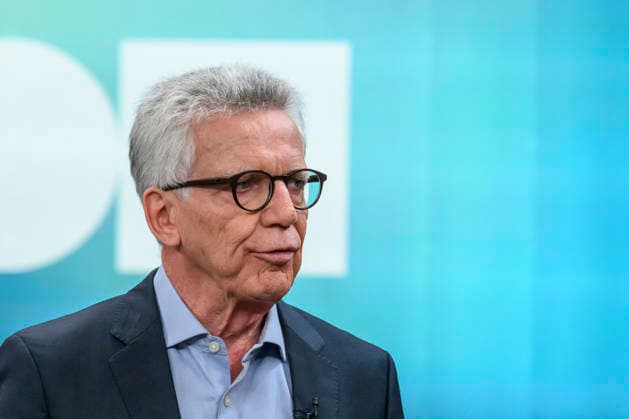 im Bild v.l.: Thomas de Maiziere, CDU, Bundesminister a.D., GER, Berlin, Studio, zu Gast bei - Caren Miosga, Polittalk, TV, Format, Das Erste, aus Berlin Adlershof - am Studio 20, Thema: das Ergebnis und die Folgen der Landtagswahl in Sachsen-Anhalt, (Die AfD und die Landtagswahl in Sachsen-Anhalt) 06.09.2026, Copyright: HMBxMedia UwexKoch