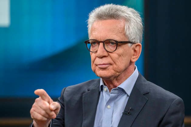 im Bild v.l.: Thomas de Maiziere, CDU, Bundesminister a.D., GER, Berlin, Studio, zu Gast bei - Caren Miosga, Polittalk, TV, Format, Das Erste, aus Berlin Adlershof - am Studio 20, Thema: das Ergebnis und die Folgen der Landtagswahl in Sachsen-Anhalt, (Die AfD und die Landtagswahl in Sachsen-Anhalt) 06.09.2026, Copyright: HMBxMedia UwexKoch