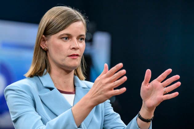 im Bild v.l.: Vera Wolfskämpf, Landeskorrespondentin Sachsen-Anhalt, RedaktionsNetzwerk Deutschland, GER, Berlin, Studio, zu Gast bei - Caren Miosga, Polittalk, TV, Format, Das Erste, aus Berlin Adlershof - am Studio 20, Thema: das Ergebnis und die Folgen der Landtagswahl in Sachsen-Anhalt, (Die AfD und die Landtagswahl in Sachsen-Anhalt) 06.09.2026, Copyright: HMBxMedia UwexKoch