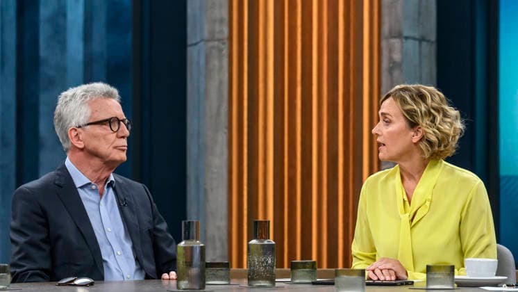 im Bild v.l.: Thomas de Maiziere, CDU, Bundesminister a.D., im Gespraech mit Caren Miosga, GER, Berlin, Studio, zu Gast bei - Caren Miosga, Polittalk, TV, Format, Das Erste, aus Berlin Adlershof - am Studio 20, Thema: das Ergebnis und die Folgen der Landtagswahl in Sachsen-Anhalt, (Die AfD und die Landtagswahl in Sachsen-Anhalt) 06.09.2026, Copyright: HMBxMedia UwexKoch