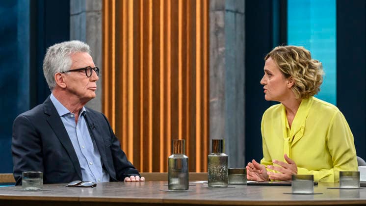 im Bild v.l.: Thomas de Maiziere, CDU, Bundesminister a.D., im Gespraech mit Caren Miosga, GER, Berlin, Studio, zu Gast bei - Caren Miosga, Polittalk, TV, Format, Das Erste, aus Berlin Adlershof - am Studio 20, Thema: das Ergebnis und die Folgen der Landtagswahl in Sachsen-Anhalt, (Die AfD und die Landtagswahl in Sachsen-Anhalt) 06.09.2026, Copyright: HMBxMedia UwexKoch
