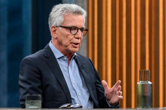 im Bild v.l.: Thomas de Maiziere, CDU, Bundesminister a.D., GER, Berlin, Studio, zu Gast bei - Caren Miosga, Polittalk, TV, Format, Das Erste, aus Berlin Adlershof - am Studio 20, Thema: das Ergebnis und die Folgen der Landtagswahl in Sachsen-Anhalt, (Die AfD und die Landtagswahl in Sachsen-Anhalt) 06.09.2026, Copyright: HMBxMedia UwexKoch