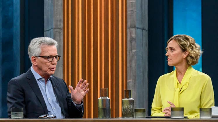 im Bild v.l.: Thomas de Maiziere, CDU, Bundesminister a.D., im Gespraech mit Caren Miosga, GER, Berlin, Studio, zu Gast bei - Caren Miosga, Polittalk, TV, Format, Das Erste, aus Berlin Adlershof - am Studio 20, Thema: das Ergebnis und die Folgen der Landtagswahl in Sachsen-Anhalt, (Die AfD und die Landtagswahl in Sachsen-Anhalt) 06.09.2026, Copyright: HMBxMedia UwexKoch