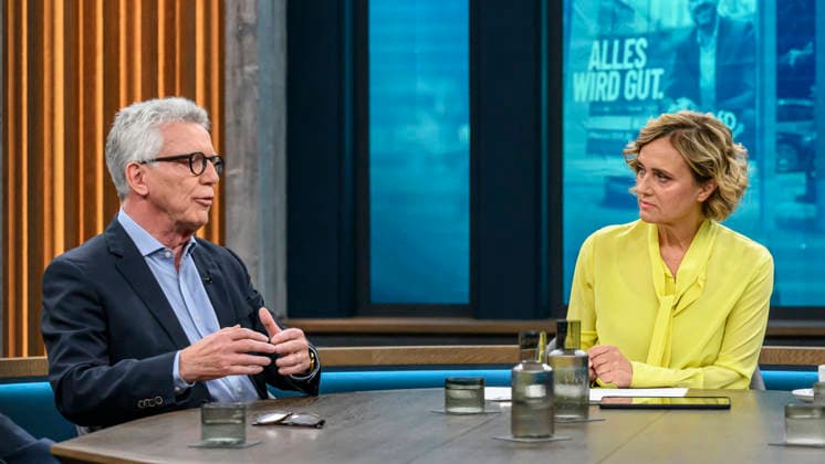 im Bild v.l.: Thomas de Maiziere, CDU, Bundesminister a.D., im Gespraech mit Caren Miosga, GER, Berlin, Studio, zu Gast bei - Caren Miosga, Polittalk, TV, Format, Das Erste, aus Berlin Adlershof - am Studio 20, Thema: das Ergebnis und die Folgen der Landtagswahl in Sachsen-Anhalt, (Die AfD und die Landtagswahl in Sachsen-Anhalt) 06.09.2026, Copyright: HMBxMedia UwexKoch