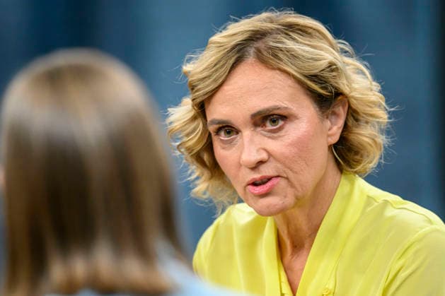 im Bild v.l.: Caren Miosga, GER, Berlin, Studio, zu Gast bei - Caren Miosga, Polittalk, TV, Format, Das Erste, aus Berlin Adlershof - am Studio 20, Thema: das Ergebnis und die Folgen der Landtagswahl in Sachsen-Anhalt, (Die AfD und die Landtagswahl in Sachsen-Anhalt) 06.09.2026, Copyright: HMBxMedia UwexKoch