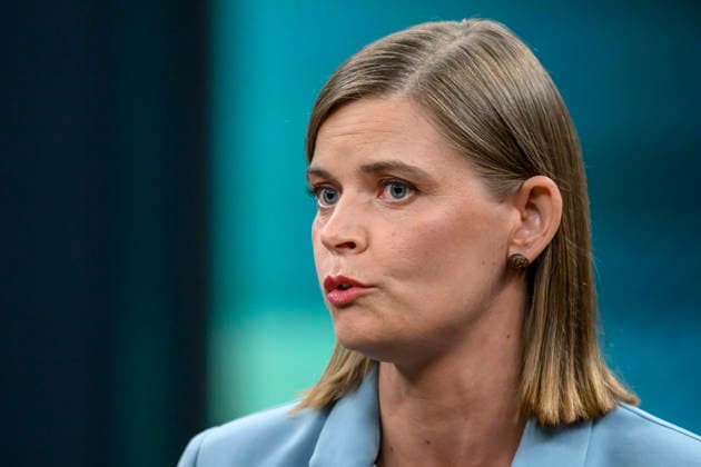 im Bild v.l.: Vera Wolfskämpf, Landeskorrespondentin Sachsen-Anhalt, RedaktionsNetzwerk Deutschland, GER, Berlin, Studio, zu Gast bei - Caren Miosga, Polittalk, TV, Format, Das Erste, aus Berlin Adlershof - am Studio 20, Thema: das Ergebnis und die Folgen der Landtagswahl in Sachsen-Anhalt, (Die AfD und die Landtagswahl in Sachsen-Anhalt) 06.09.2026, Copyright: HMBxMedia UwexKoch