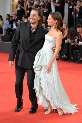 The echo chamber red carpet in Venice Lido - 06 Sep 2026 Luca Marinelli (l) and Alicia Vikander (r) attend the red carpet of movie The echo chamber during the 83rd Venice Film Festival at Palazzo del cinema. Venice Lido Italy Copyright: xMarioxCartellix xSOPAxImagesx _DSC9710