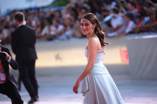 83rd Venice International Film Festival in Venice, Italy - 06 Sep 2026. Swedish actress Alicia Vikander attends the red carpet of the film The Echo Chamber at the 83rd Venice International Film Festival at the Sala Grande. The Filming Italy Venice Award delegation, with 80 international and national guests, will also walk this carpet afterward. Venice Italy Copyright: xMarcoxBaradax xSOPAxImagesx 20260906_RED CARPET THE ECHO CHAMBER AND HOMBRE AL AGUA-1063