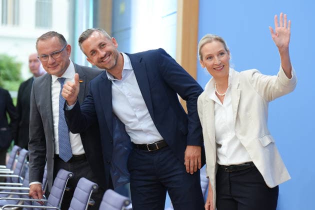 Bundespressekonferenz,AfD zur Auswirkungen der Landtagswahl in Sachsen-Anhalt auf die Bundespolitik Gruppebild Tino Chrupalla (AfD) mit Ulrich Siegmund (AfD) und Alice Weidel (AfD), beide winken den Fotografen bei der Bundespressekonferenz im Nachgang der Lantagswahl 2026 in Sachsen-Anhalt und die Auswirkungen auf die Bundespolitik, Berlin, 07.09.2026 Berlin Berlin Deutschland