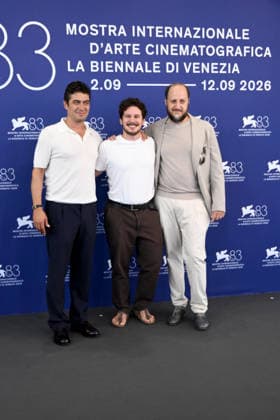 IPA88230005 - Venice, 83rd Venice International Film Festival 2026, Day 6 Film photocall: I figli della scimmia Pictured: Riccardo Scamarcio, Tommaso Landucci, Fausto Russo Alesi  Copyright: xAlbertoxTerenghi PoolxPhotoxEventsx08x xPoolxPhotoxEventsx08x 88230005