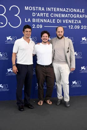 IPA88230002 - Venice, 83rd Venice International Film Festival 2026, Day 6 Film photocall: I figli della scimmia Pictured: Riccardo Scamarcio, Tommaso Landucci, Fausto Russo Alesi  Copyright: xAlbertoxTerenghi PoolxPhotoxEventsx08x xPoolxPhotoxEventsx08x 88230002
