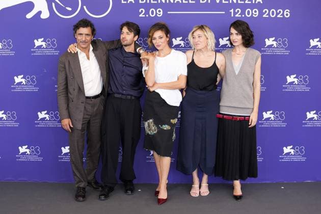 Foto IPP Daniele Cifala’ Venezia 02 09 2026 L Estranea Photocall - The 83rd Venice International Film Festival nella foto : Salvatore De Chirico, Adriano Giannini, Paolo Strippoli, Jasmine Trinca, Valeria Bruni Tedeschi and Romana Maggiora Vergano Italy Photo Press - World Copyright L Estranea Photocall - The 83r