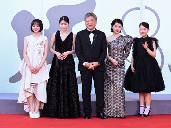 IPA88243254 - Venice, 83rd Venice International Film Festival 2026 - Night 6 - Red Carpet for the film *LOOK BACK* - Pictured: Furi Nanase, Natsuki Deguchi, Hirokazu Koreeda, Aju Makita, Rokka Okada  Copyright: xAlbertoxTerenghix xPoolxPhotoxEventsx08x IPA88243254