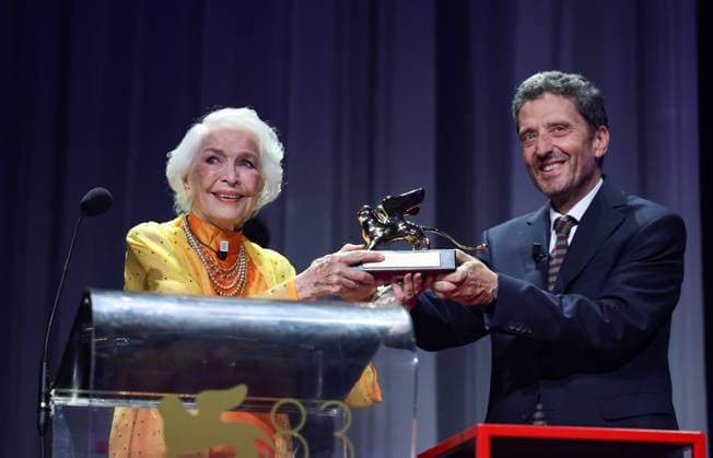 (260907) -- VENICE, Sept. 7, 2026 -- Actress Ellen Burstyn (L) receives the trophy of the Golden Lion for Lifetime Achievement at the 83rd Venice International Film Festival in Venice, Italy, Sept. 7, 2026. ) ITALY-VENICE-FILM FESTIVAL-ELLEN BURSTYN-LIFETIME ACHIEVEMENT WangxKaiyan 