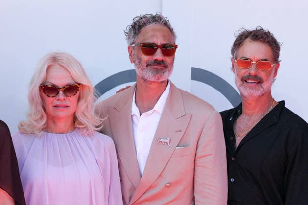 Pamela Anderson, Taika Waititi, and Murray Bartlett attending the presentation of the Golden Lion for Lifetime Achievement Award to Ellen Burstyn during the 83rd Venice International Film Festival at the Sala Grande on September 7, 2026, in Venice, Italy. Lucia Sabatelli, Venice, Italy  Copyright: xLuciaxSabatellix xBestimagexLuciaxSabatellix xBestimagex