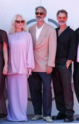 Pamela Anderson, Taika Waititi, and Murray Bartlett attending the presentation of the Golden Lion for Lifetime Achievement Award to Ellen Burstyn during the 83rd Venice International Film Festival at the Sala Grande on September 7, 2026, in Venice, Italy. Lucia Sabatelli, Venice, Italy  Copyright: xLuciaxSabatellix xBestimagexLuciaxSabatellix xBestimagex