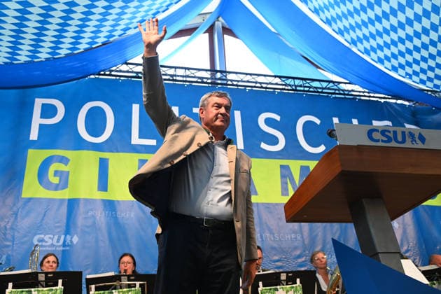 Markus SOEDER (Ministerpraesident Bayern und CSU Vorsitzender) nach seiner Rede,laesst sich feiern, Politischer Gillamoos am 07.09.2026 in Abensberg,