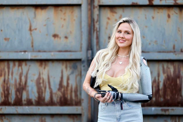 Influencerin Gina Rühl (Die einarmige Prinzessin) auf dem Green Carpet bei der Premiere der JOYN-Serie Surviving Amazonas im Kölner Bootshaus. Köln, 07.09.2026 NRW Deutschland Copyright: xChristophxHardtx