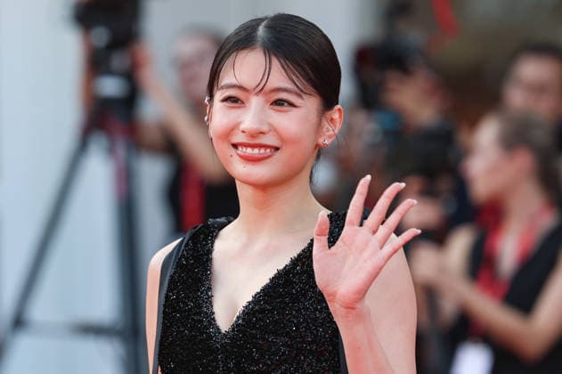 (260907) -- VENICE, Sept. 7, 2026 -- Japanese actress Natsuki Deguchi of the film Look Back poses at the red carpet before the premiere of the film during the 83rd Venice International Film Festival in Venice, Italy, Sept. 7, 2026. ) ITALY-VENICE-FILM FESTIVAL-LOOK BACK-PREMIERE WangxKaiyan 