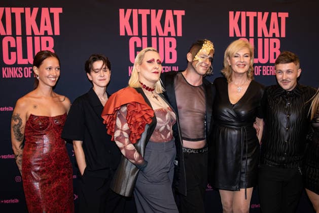 Fotograf und Regisseur Philipp Fussenegger (C) mit Cast und Produkiton beim Fotocall für die Premiere vom Film Kitkat Club - Kinks of Berlin im Kino International in Berlin am 7. Semptember 2026. Premiere vom Film Kitkat Club - Kinks of Berlin im Kino International in Berlin