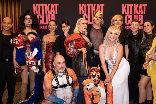 Fotograf und Regisseur Philipp Fussenegger (C) mit Cast und Produkiton beim Fotocall für die Premiere vom Film Kitkat Club - Kinks of Berlin im Kino International in Berlin am 7. Semptember 2026. Premiere vom Film Kitkat Club - Kinks of Berlin im Kino International in Berlin