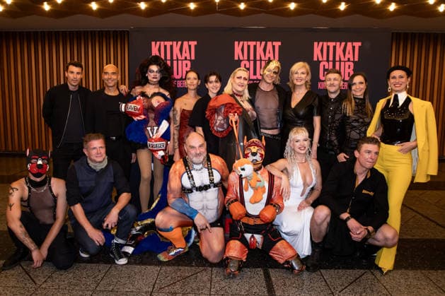 Fotograf und Regisseur Philipp Fussenegger (C) mit Cast und Produkiton beim Fotocall für die Premiere vom Film Kitkat Club - Kinks of Berlin im Kino International in Berlin am 7. Semptember 2026. Premiere vom Film Kitkat Club - Kinks of Berlin im Kino International in Berlin