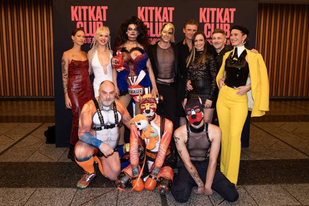 Fotograf und Regisseur Philipp Fussenegger (C) mit Cast und Produkiton beim Fotocall für die Premiere vom Film Kitkat Club - Kinks of Berlin im Kino International in Berlin am 7. Semptember 2026. Premiere vom Film Kitkat Club - Kinks of Berlin im Kino International in Berlin