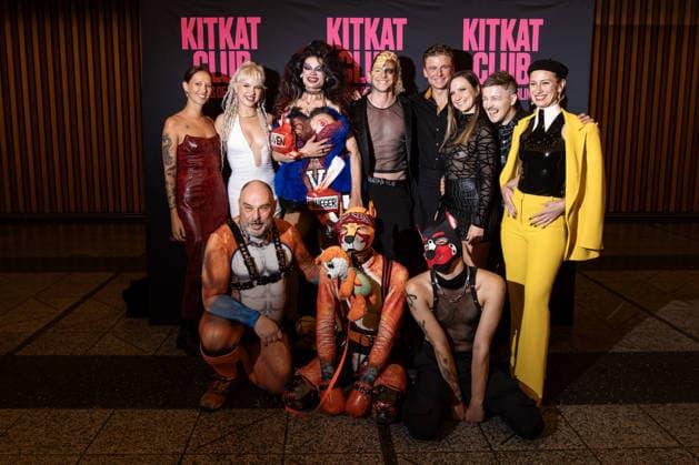 Fotograf und Regisseur Philipp Fussenegger (C) mit Cast und Produkiton beim Fotocall für die Premiere vom Film Kitkat Club - Kinks of Berlin im Kino International in Berlin am 7. Semptember 2026. Premiere vom Film Kitkat Club - Kinks of Berlin im Kino International in Berlin