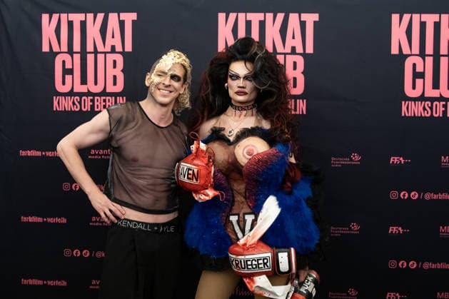 Fotograf und Regisseur Philipp Fussenegger (L) mit Drag Künstlerin und Schauspielerin Raven von Krueger beim Fotocall für die Premiere vom Film Kitkat Club - Kinks of Berlin im Kino International in Berlin am 7. Semptember 2026. Premiere vom Film Kitkat Club - Kinks of Berlin im Kino International in Berlin
