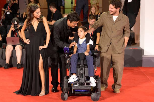 I Figli della scimmia red carpet in Venice Lido - 07 Sep 2026 Riccardo Scamarcio (l), Andrea Aggio (c) and Tommaso Landucci (r) attend the red carpet of movie I Figli della scimmia during the 83rd Venice Film Festival at Palazzo del Cinema. Venice Lido Italy Copyright: xMarioxCartellix xSOPAxImagesx _DSC1253