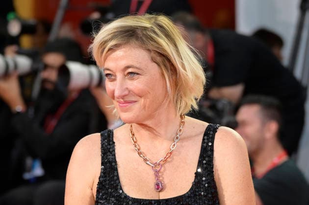 L estranea red carpet in Venice Lido - 07 Sep 2026 Valeria Bruni Tedeschi attends the red carpet of movie L estranea during the 83rd Venice Film Festival at Palazzo del Cinema. Venice Lido Italy Copyright: xMarioxCartellix xSOPAxImagesx _DSC0897-2