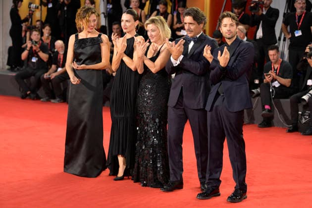 L estranea red carpet in Venice Lido - 07 Sep 2026 From left to right Jasmine Trinca, Romana Maggiora Vergaro, Valeria Bruni Tedeschi, Adriano Giannini and Paolo Strippoli attend the red carpet of movie L estranea during the 83rd Venice Film Festival at Palazzo del Cinema. Venice Lido Italy Copyright: xMarioxCartellix xSOPAxImagesx _DSC0982