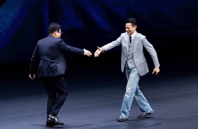 GUANGZHOU, CHINA - SEPTEMBER 07: Andy Lau, brand ambassador for Huawei s Ultimate Design series, meets Yu Chengdong during the launch event of the Huawei Mate XT 2 Ultimate Design featuring the Kirin 9050 Pro chip on September 7, 2026 in Guangzhou, Guangdong Province of China. Huawei unveiled its latest tri-fold smartphone with a new generation processor claiming a 42 percent performance improvement.  Copyright: xVCGx 111664711327