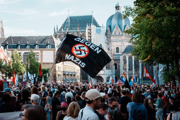 Deutschland, Aachen (Katschhof): Demo mit Tausenden Menschen am Tag nach der Landtagswahl in Sachsen - Anhalt, Demonstration, Protest, Anti - AfD, Anti - Faschismus, Schilder, Banner, Transparente, Gegen Nazis - Flagge von Aachener Dom Copyright: xThiemoxRudolphx