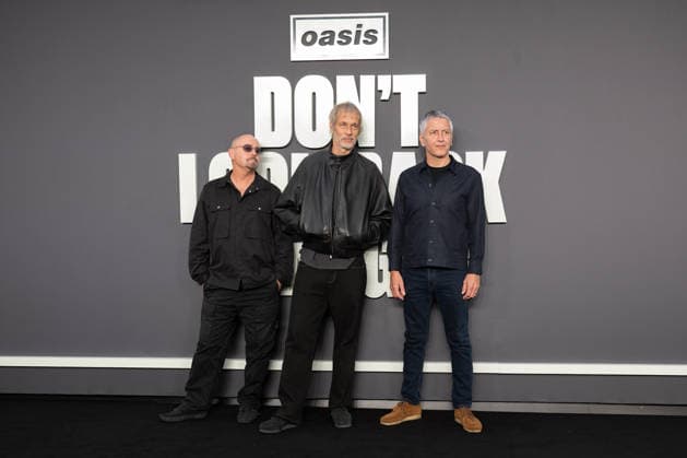 Paul Arthurs (Bonehead), Andy Bell and Gem Archer attends Oasis: Don t Look Back in Anger UK Premiere at Cineworld Leicester Square in London, England. UK. Monday 7th September 2026. Copyright: xJamesxWarrenx DVOW6M~4