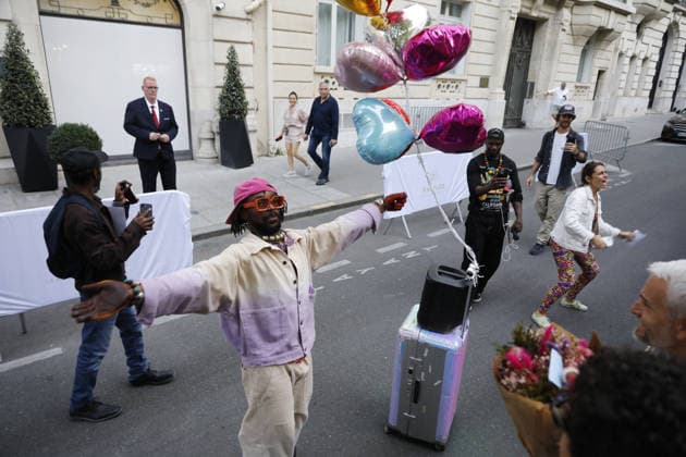 Exclusive: Femi the Scorpion, often called the bringer of happiness, is spotted outside the Royal Monceau with Celine Dion fans in Paris on September 7, 2026. Marc Ausset Lacroix, Bestimage. Exclusive: Femi the Scorpion, often known as the bringer of happiness, is spotted outside the Royal Monceau with Celine Dion fans in Paris on September 7, 2026  Copyright: xMarcxAussetxLacroixx xBestimagexMarcxAussetxLacroixx xBestimagex