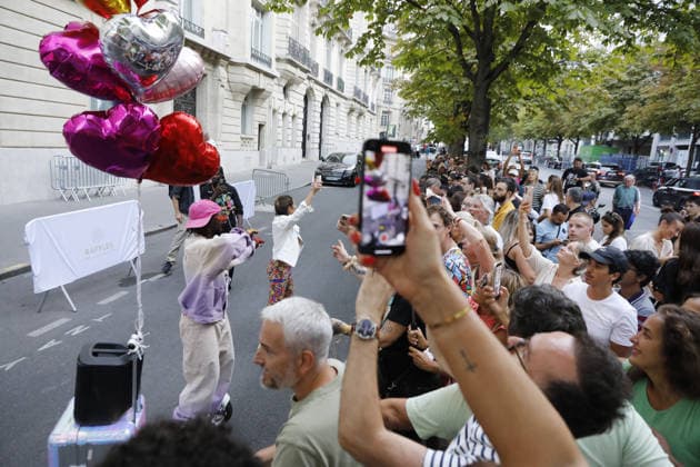 Exclusive: Femi the Scorpion, often known as the bringer of happiness, is spotted outside the Royal Monceau with Celine Dion fans in Paris on September 7, 2026. Marc Ausset Lacroix, Bestimage. Exclusive: Femi the Scorpion, often known as the bringer of happiness, is spotted outside the Royal Monceau with Celine Dion fans in Paris on September 7, 2026  Copyright: xMarcxAussetxLacroixx xBestimagexMarcxAussetxLacroixx xBestimagex
