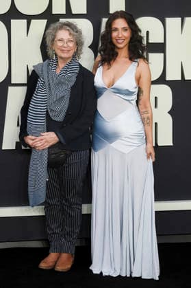 Jill Furmanovsky mit Tochter Leah Furmanovsky bei der Premiere des Dokumentarfilms Oasis: Don t Look Back in Anger im Cineworld Leicester Square. London, 07.09.2026
