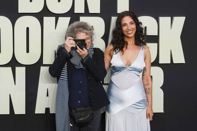 Jill Furmanovsky mit Tochter Leah Furmanovsky bei der Premiere des Dokumentarfilms Oasis: Don t Look Back in Anger im Cineworld Leicester Square. London, 07.09.2026