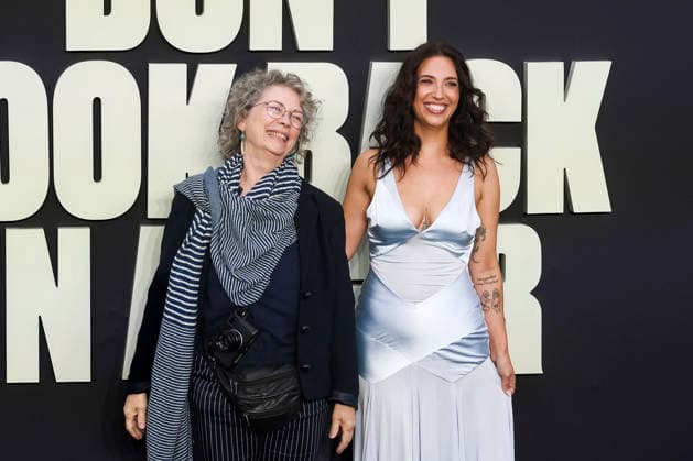 Jill Furmanovsky mit Tochter Leah Furmanovsky bei der Premiere des Dokumentarfilms Oasis: Don t Look Back in Anger im Cineworld Leicester Square. London, 07.09.2026