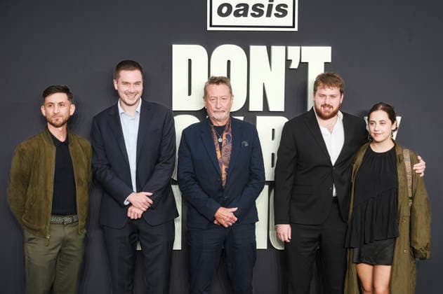 Steven Knight mit Begleitung bei der Premiere des Dokumentarfilms Oasis: Don t Look Back in Anger im Cineworld Leicester Square. London, 07.09.2026