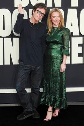 Johnny Marr mit Ehefrau Angie Marr bei der Premiere des Dokumentarfilms Oasis: Don t Look Back in Anger im Cineworld Leicester Square. London, 07.09.2026