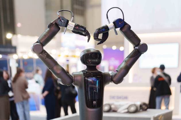 IFA 2026 in Berlin, Internationale Funkausstellung, Innovation für Alle 08.09.2026: Berlin, IFA 2026, Internationale Funkausstellung, Innovation für Alle Roboter zeigt ein Herz mit seinen Armen auf der IFA 2026 in der Messe Berlin Berlin Messe Berlin Berlin Deutschland Copyright: xJamesxZabelx